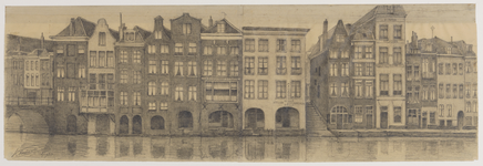 28257 Gezicht op de Oudegracht te Utrecht met de achtergevels van de huizen aan de Lijnmarkt en links een gedeelte van ...